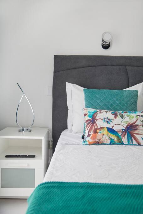 Bright Modern In Center With Ac