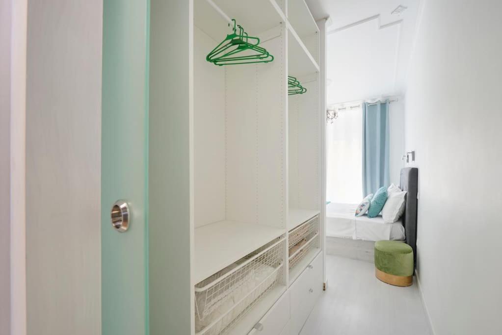 Bright Modern In Center With Ac *